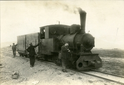 Postkort av lokomotiv med vogner i Ny- Ålesund ca.1917. Bild
