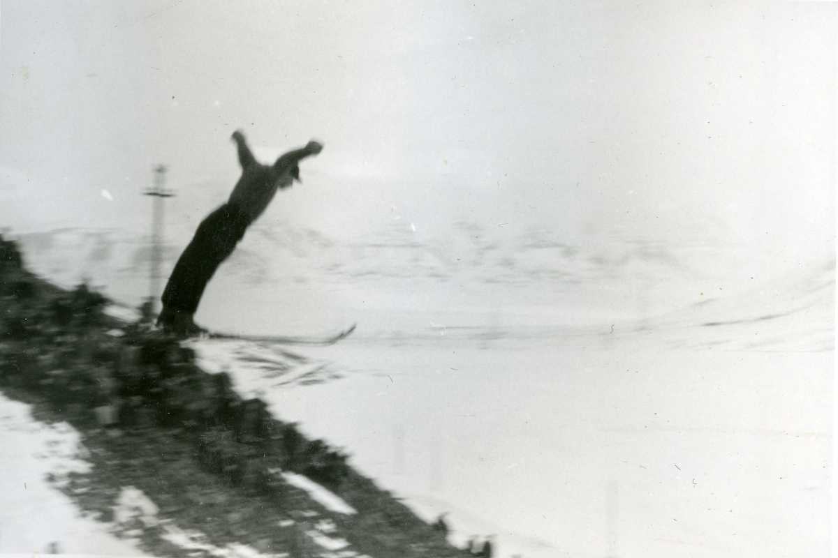 Hopprenn i Longyearbyen vinteren 1941.  Bilde fra albumet til Jens A. Bay, som arbeidet som gruvearbeider i Longyearbyen vinteren 1940/41.