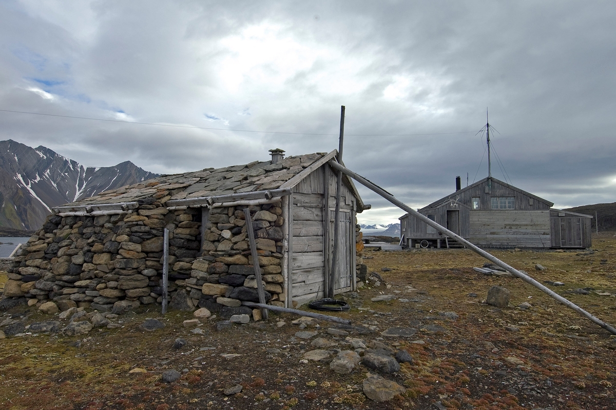 Hageruphuset på Russeltvedtodden, Akseløya. I bakgrunnen Tommy Sandals fangststasjon.