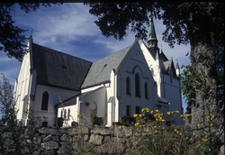 Eidsberg kirke 2005. Gotisk korskirke i stein som i middelal