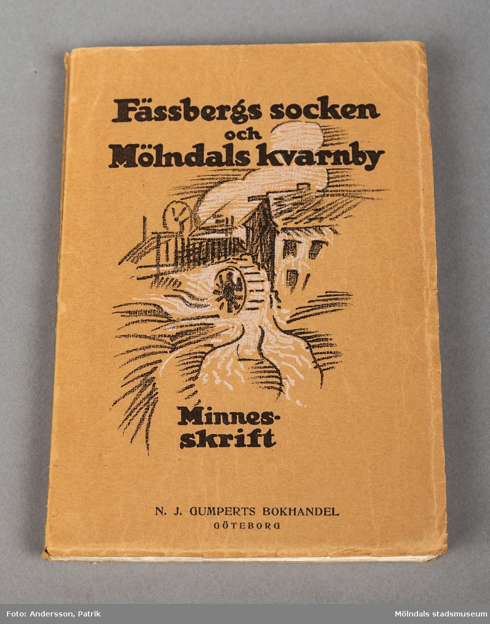 En minnesskrift om Fässbergs socken och Mölndals Kvarnby. Skriften är i bokformat med mjuk pärm. Utsiadan är av brun kartong och texten är tryckt med svarta tjocka bokstäver. 
Det finns en tecknad bild av en kvarn vid forsen i Kvarnbyn.