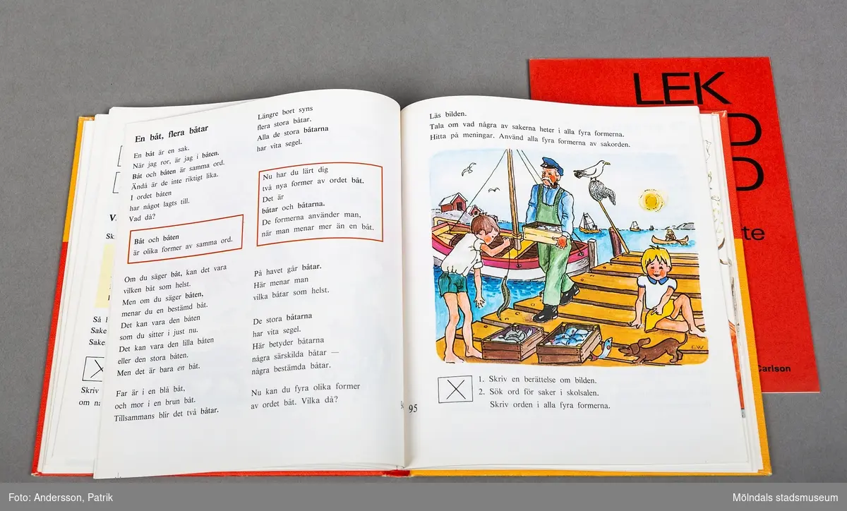 En bok med hård pärm i kvadratiskt format. Bokens fram och baksida har en längsgående linje i bokens horisontala mittlinje. Över mittlinjen är boken gul. Under mittlinjen är boken röd. Det finns en text med rubriken "Lek med ord". Samma bokstäver finns sammanblandade i oordning under mittlinjen. Boken innehåller färglagda bilder och läseövningar.
Boken är utgiven i slutet på 60-talet och är förmodligen en lärobok som använts av givaren under utbildning eller i sitt yrke som lärare. Till boken hör ochså ett lärarhäfte som ligger i boken.