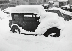 Voldsomt snøvær i Oslo. Grønland bilpark. Februar 1954
