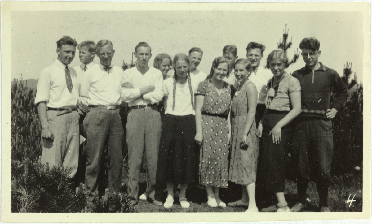Skulebilde frå Bryne 1933, med 12 elever, jenter og gutar. Nummer tre frå venstre er lektor Anders Ljono. Truleg elevar på Rogaland Landsgymnas.