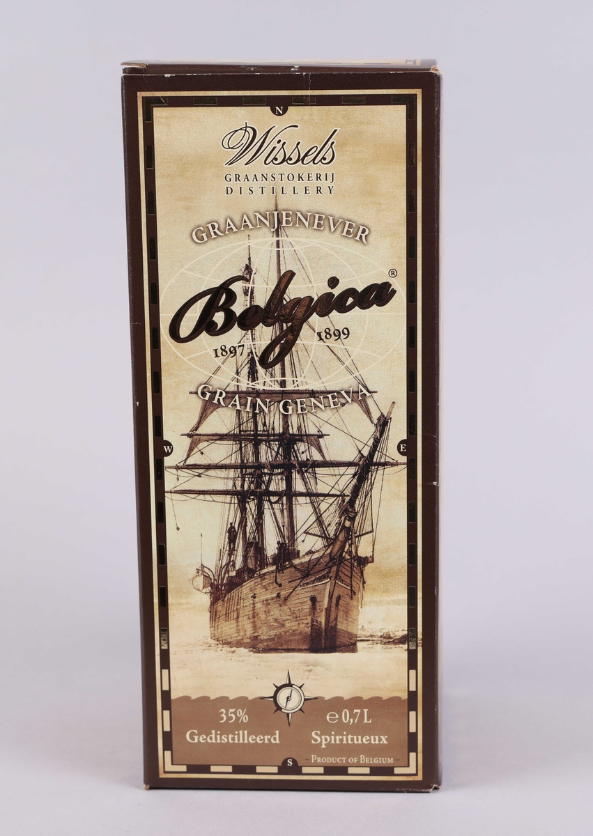 Etikett på geneverflaske med motiv av skipet BELGICA samt protrett av Addddrien de Gerlache og Roald Amundsen.