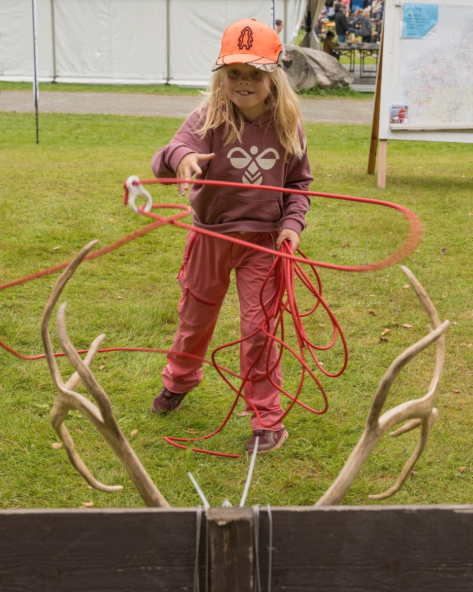 Lassokasting. Jente kaster lasso mot et gevir. Fra De nordiske jakt- og fiskedagene 2023 på Norsk skogmuseum i  Elverum, Hedmark, Innlandet.