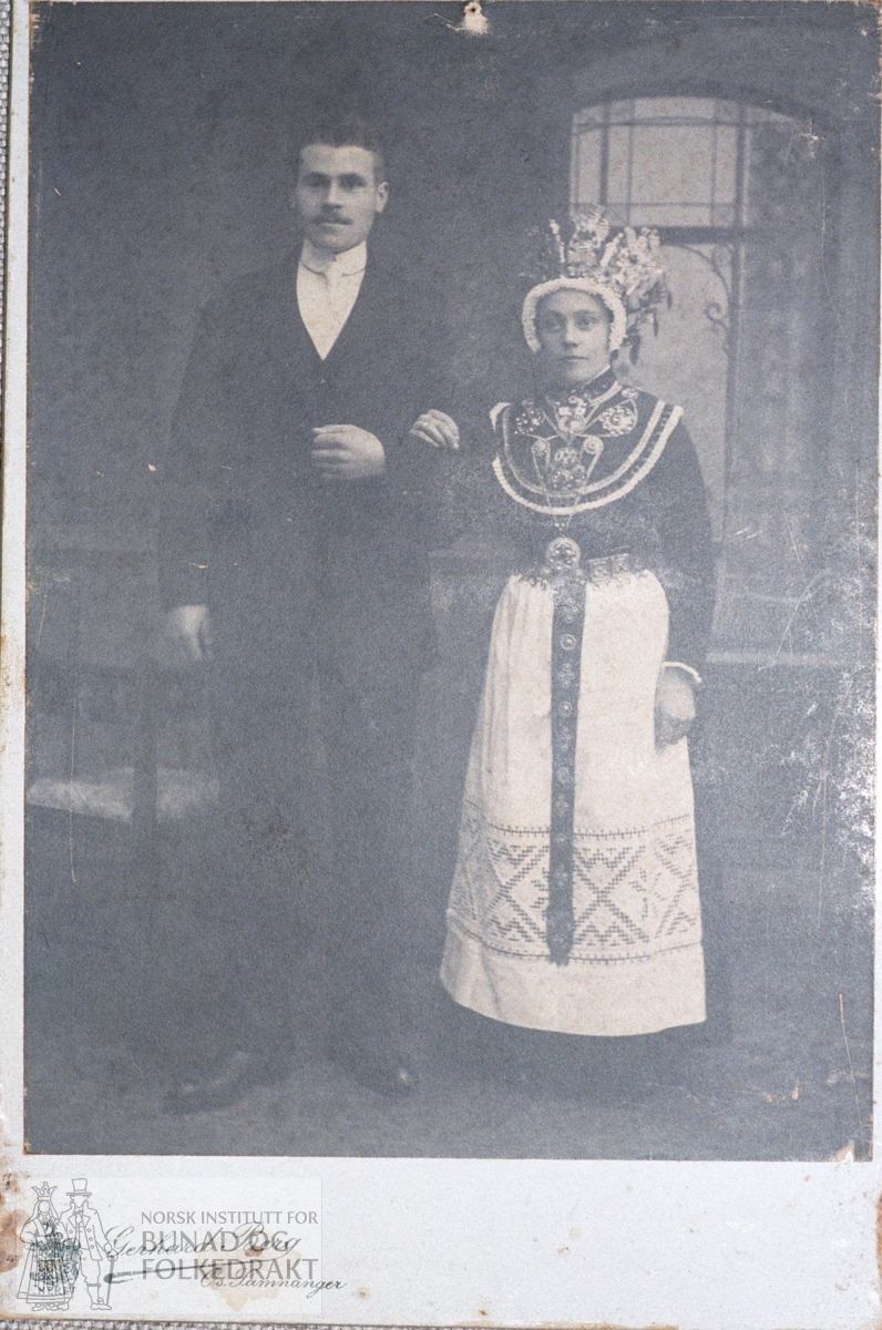 Bildet er av Peder Olson Bratlund, f. 1889 - d. 1970, gift 1914 med Magdela Hansdtr. Bø, f. 1892 - d. 1963.