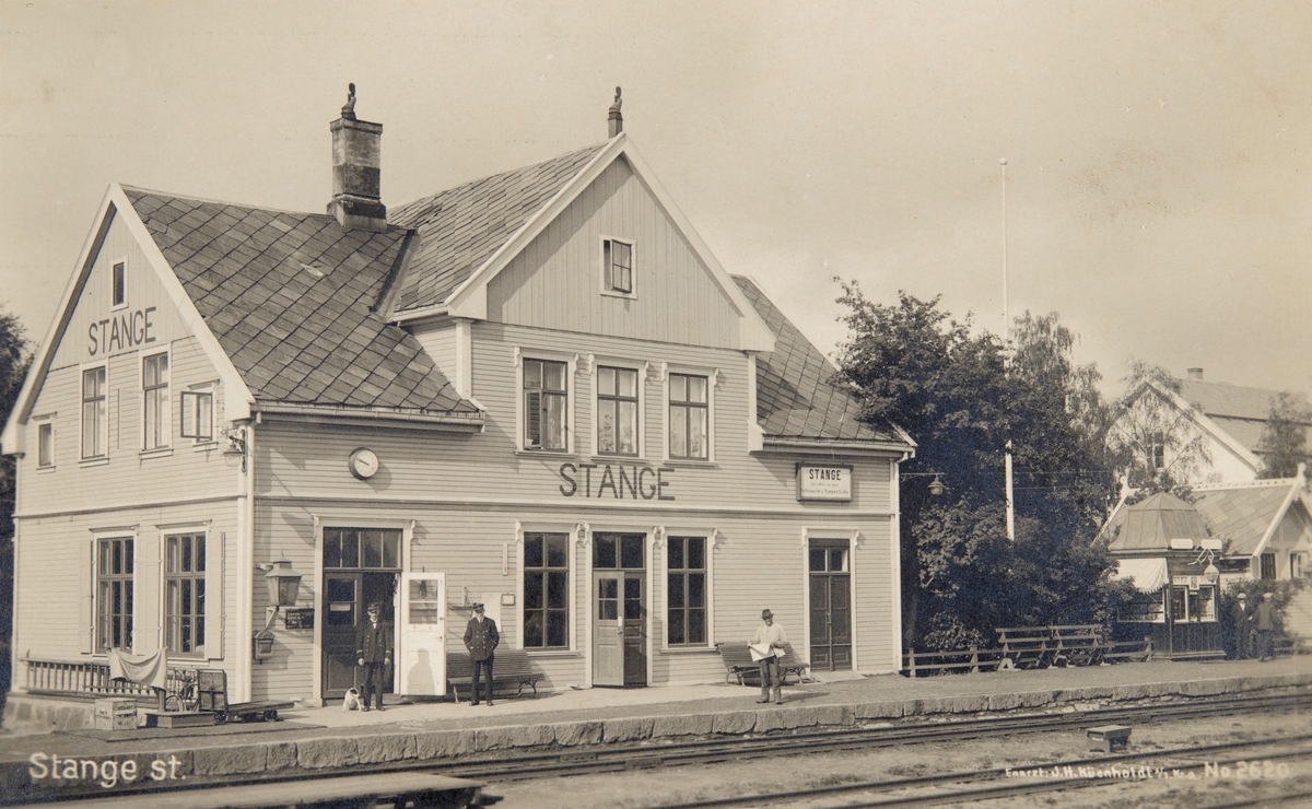 Postkort, Stange stasjon, jernbaneansatte i NSB uniform på perrongen, Narvesen kiosk til høyre,