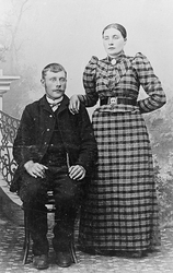 Bilde av et ukjent ungt par, herren sitter og damen står. Da