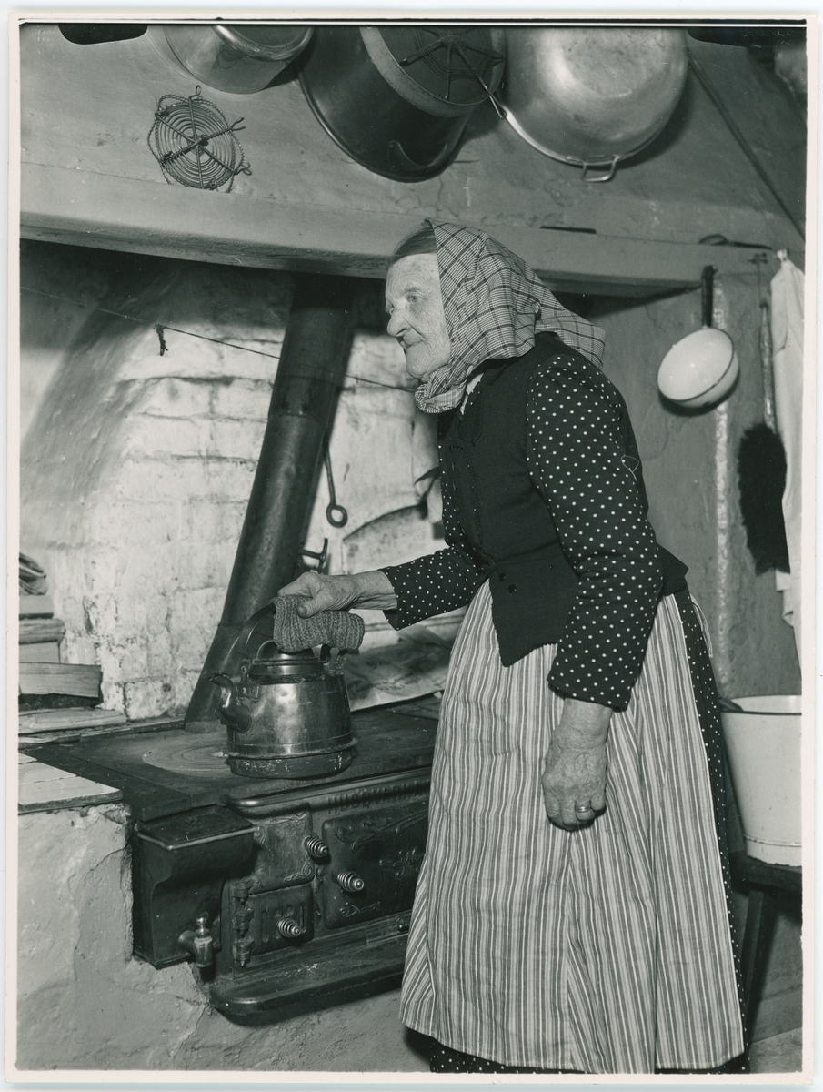 Tilda Ek i köket, Ekeby, Uppland 1940