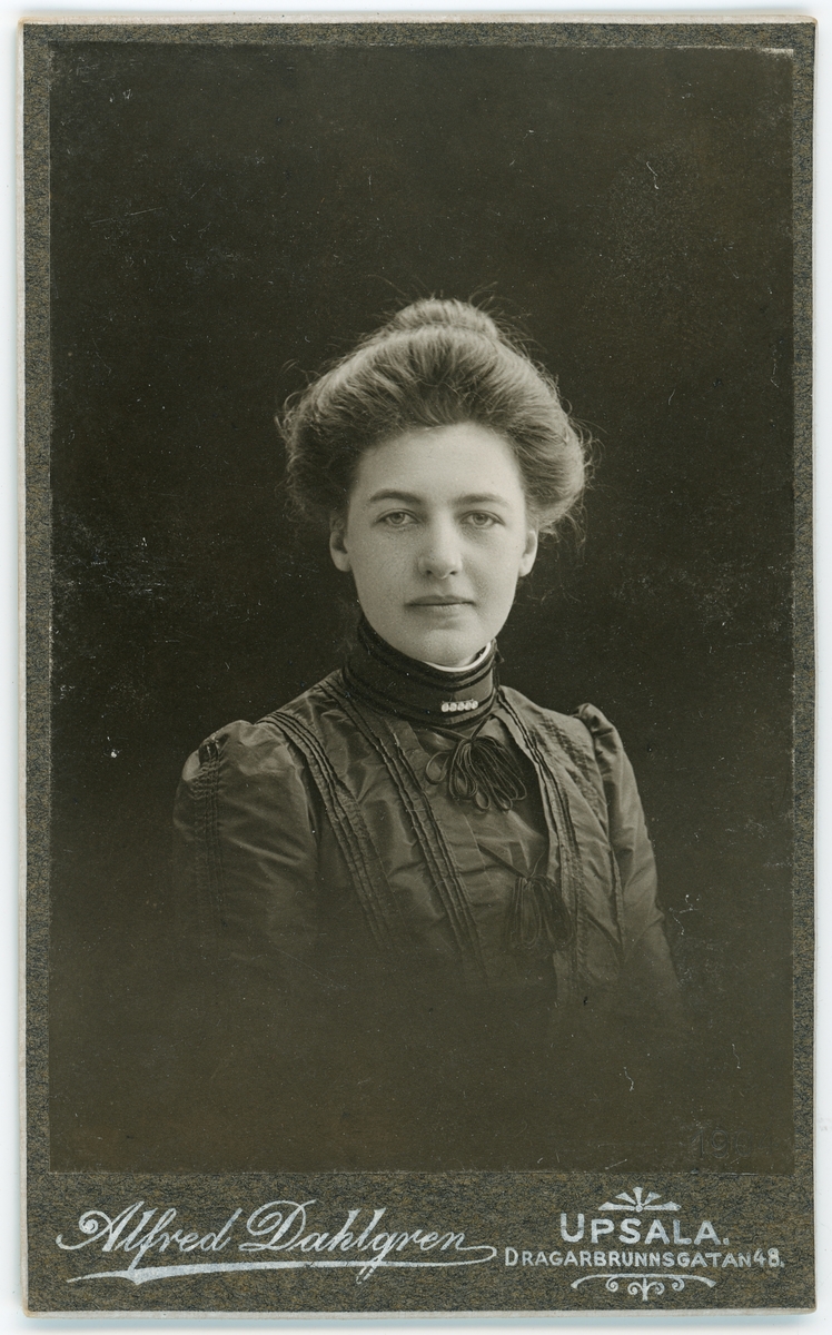 Visitkortsfotografi - kvinna, Uppsala 1904