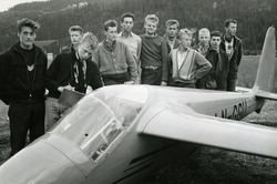 Elevene ved seilflyskolen på Øysand sommeren 1959. Stilt opp