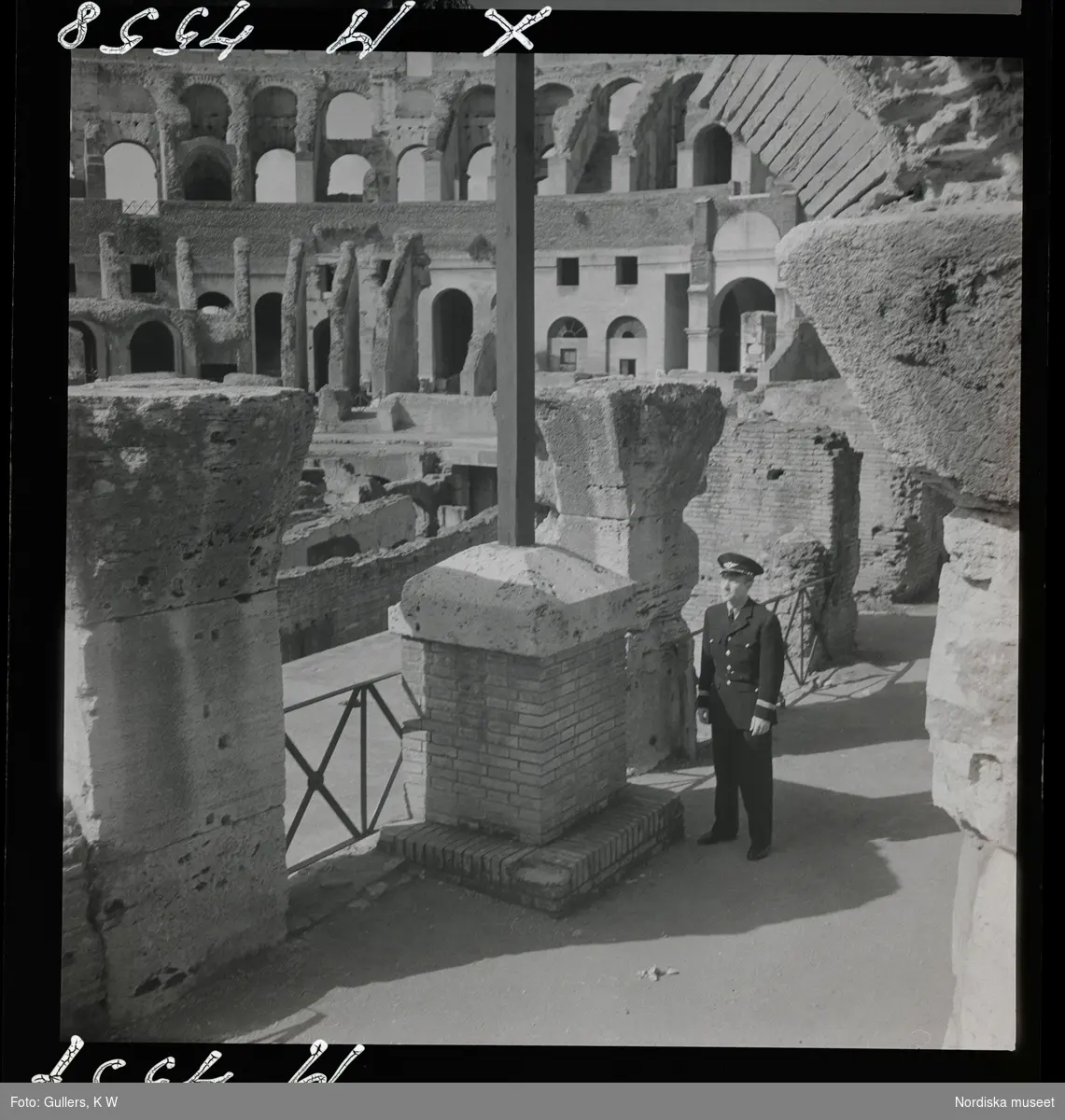 1717/A Rom. En man i uniform i Colosseum.