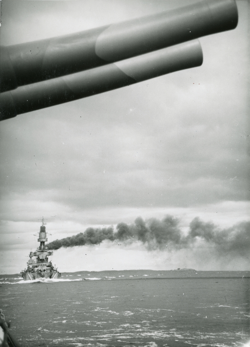 Pansarskeppet DROTTNING VICTORIA under gång. I förgrunden kanoner på pansarskeppet SVERIGE.
