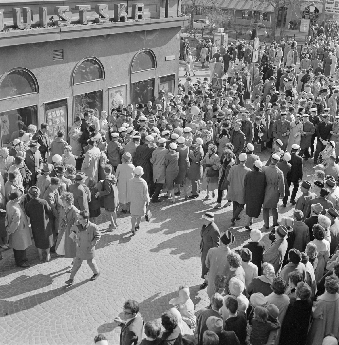 Valborgsmässofirande på Drottninggatan, vid kvarteret Näktergalen, Uppsala 30 april 1960