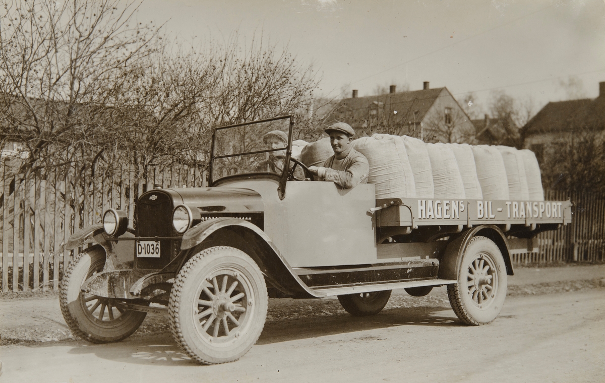 Postkort, Hamar, Hagens Biltransport, kjøpmann Olaf Hagen, lastebil med mjølsekker, sjåfør og hjelpemann, registreringsnummer D-1036, Chevrolet 1926-1927 modell,