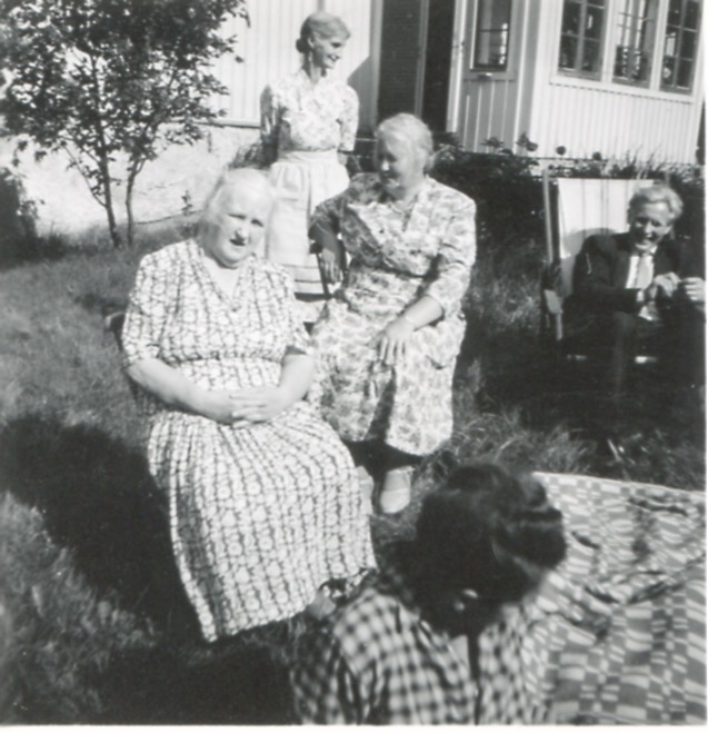 "Birgers" (nedre gården), Backen eller Högen i Kållered okänt årtal. Främst från vänster: Matilda Pettersson och Elin Pettersson Rothvall. I bakgrunden står Ester Pettersson. Till höger, sittandes i solstol, är Karl Karlsson från Alvered (Kjell Karlssons pappa).