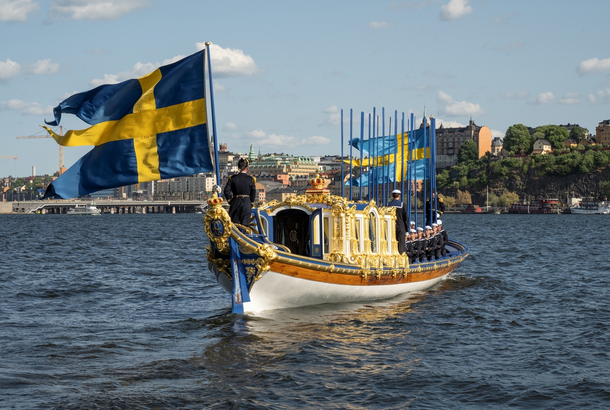 Tur med Ångslup 45 från fartygspiren, Galärvarvet till Stockholms stadshus som fyller 100 år. Möter där upp kungaslupen Vasaorden som ska transportera kungaparet från Riddarholmen till Stockholms stadshus.