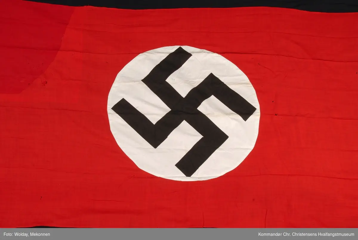Flagg med sort hakekors i hvit sirkel, på rød bunn