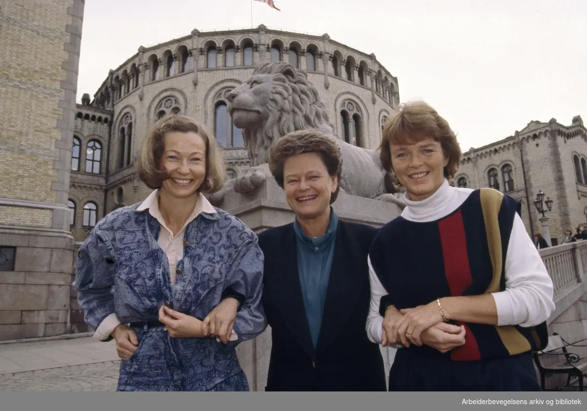 Statsminister Gro Harlem Brundtland sammen med Kaci Kullmann Five og Anne Enger Lahnstein, 16. mars 1991.