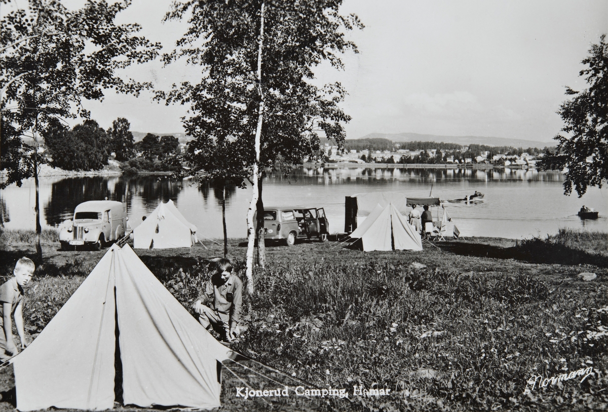 Postkort, Stange, Sandvika, Bekkelaget, Kjonerud camping i drift fra 1961 til Stange kommune tok over eindommen i 1986, KNA Camping, Åkersvika, telt, bil til venstre en Austin varebil,