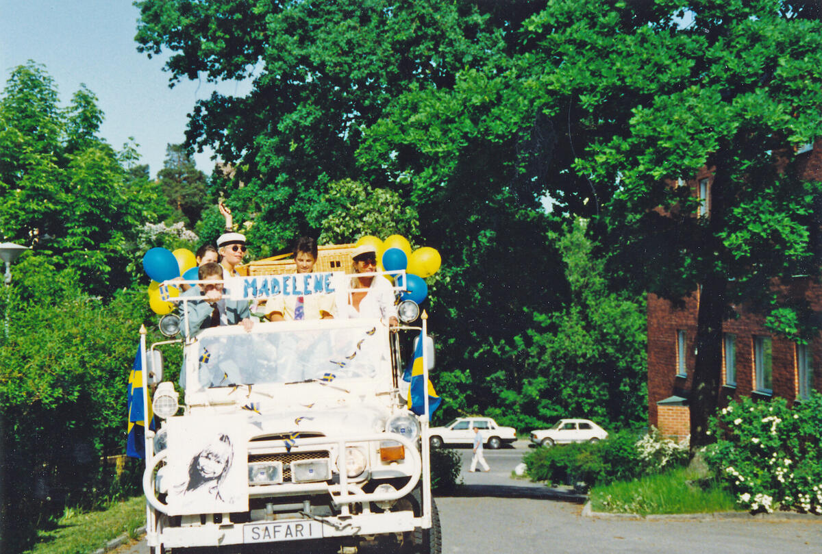Ett studentekipage från Saltsjöbadens samskola anländer Ektorpsvägen 7 i juni månad 1992. Foto 1992. 