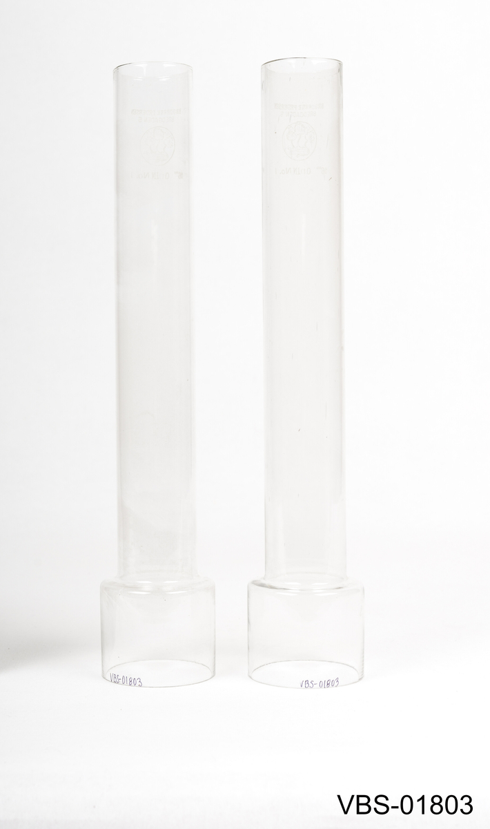 Sett av to glassrør som glasskupler for parafinlampe eller oljelampe.
