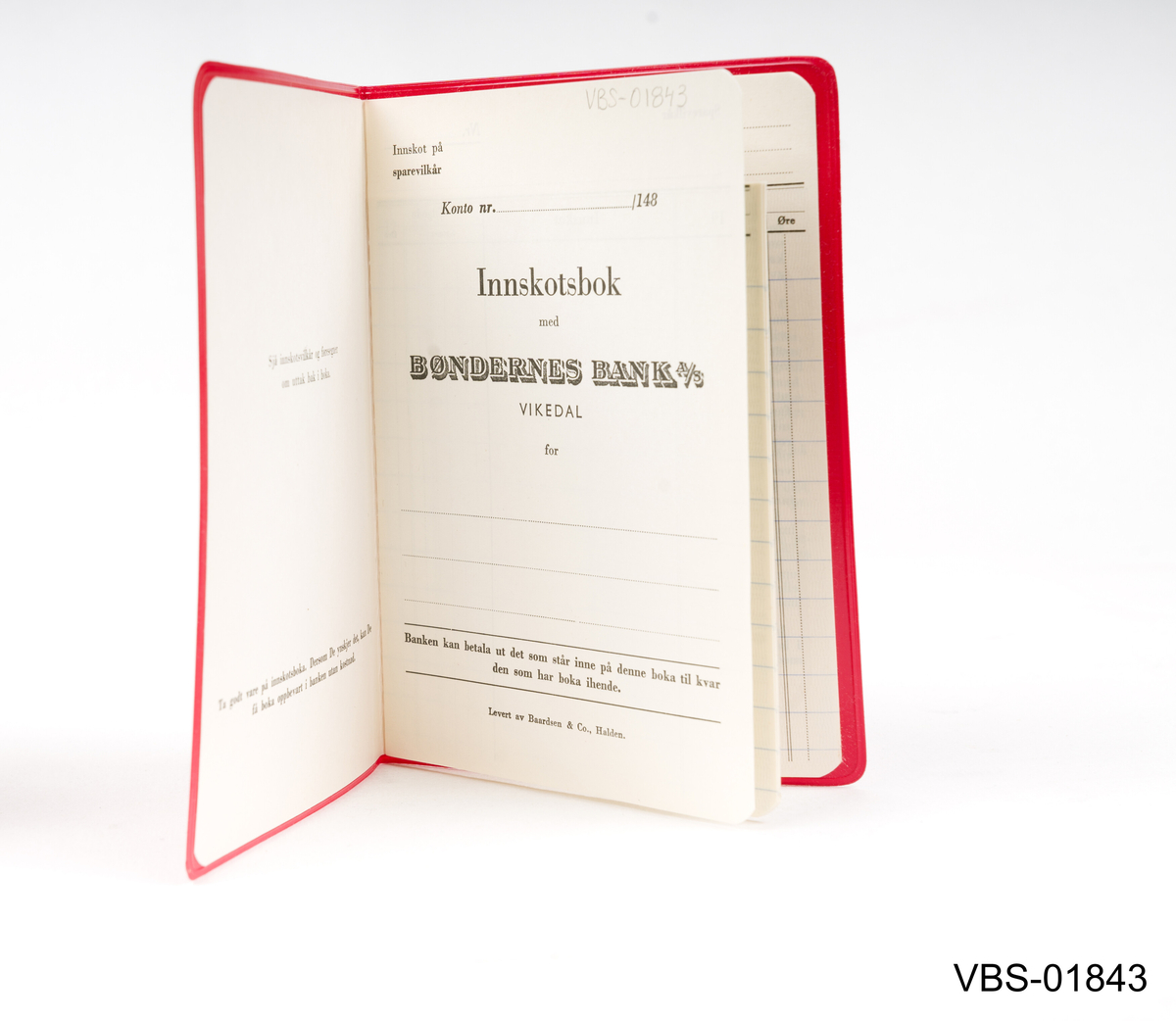 Ubrukt bankbok/innskudsbok fra Bøndernes Bank A/S Vikedal.
I rødt plastfutteral med18 sider.