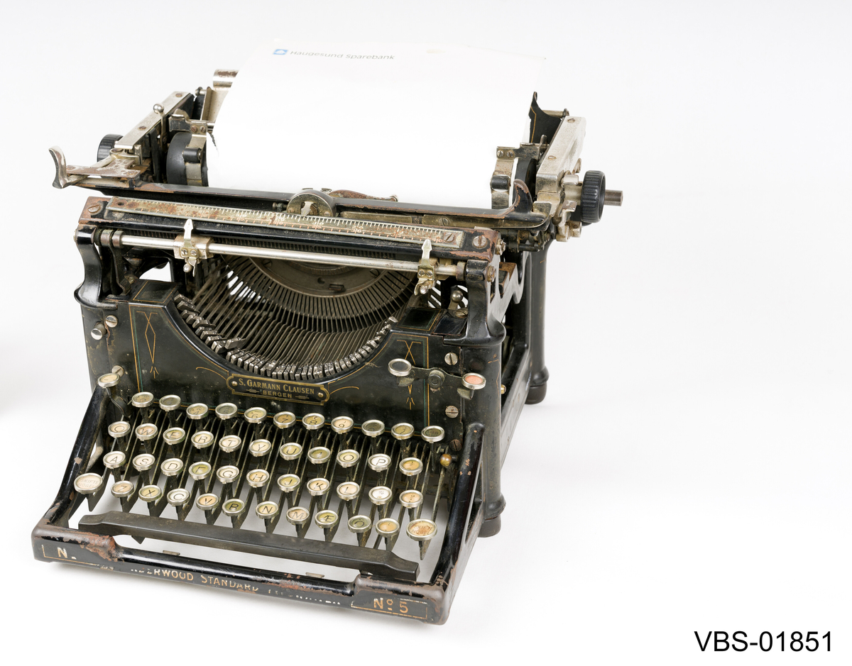 Underwood skrive maskin. Amerikansk, produsert fra ca. 1900-1949.
Manuell skrivemaskin med sideveis bevegelig papirvalse, nedfelt i bakkant. Åpent tastatur med runde taster.
Gjesntanden står på fire gumierte føter.