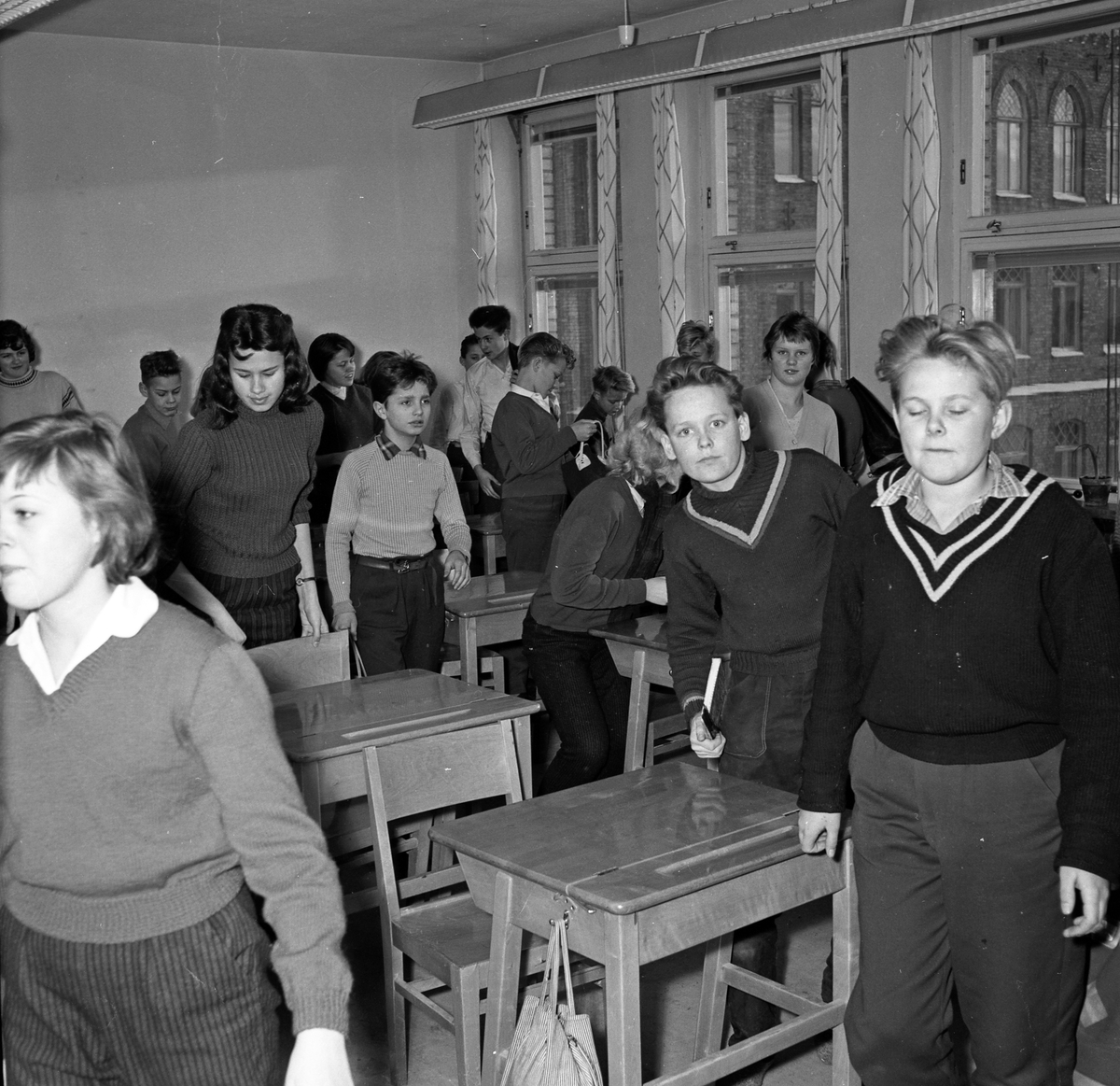 Barn utgående ur klassrum