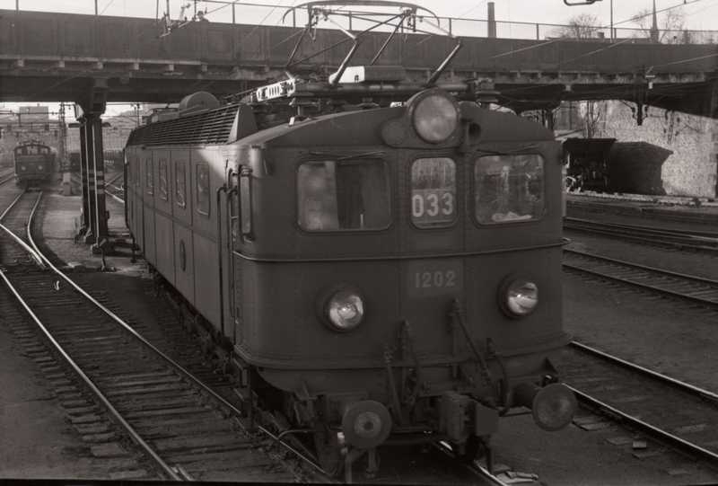 Elektrisk lokomotiv type Dm. nr 1202  under Frydenlundsbrua