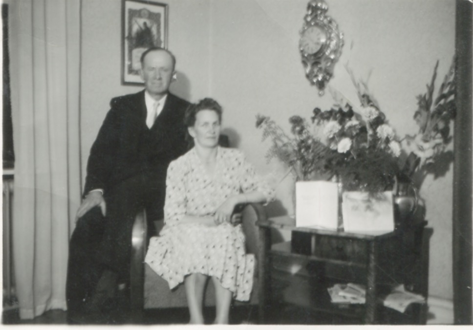 Kållered Stom "Nygård" okänt årtal. John (1898 - 1966) och Ingeborg Johansson (1901 - 1987, född Gustafsson) sitter bredvid varandra i en fåtölj. Det är någon typ av uppvaktning.