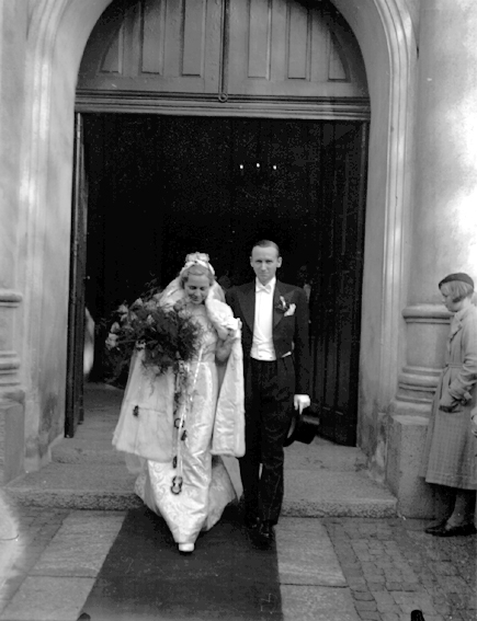 Brudpar i kyrkport.
Fotografens ant: Bröllop den 14/9 1935. Unger - Bergren.