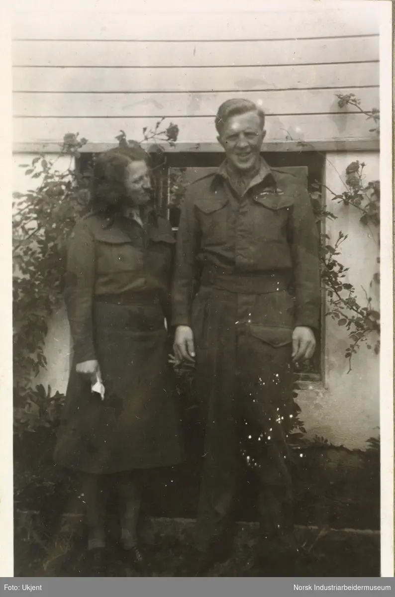 Ekteparet Strømsheim er sammen igjen i fredsdagene 1945. Begge kledd i uniform.