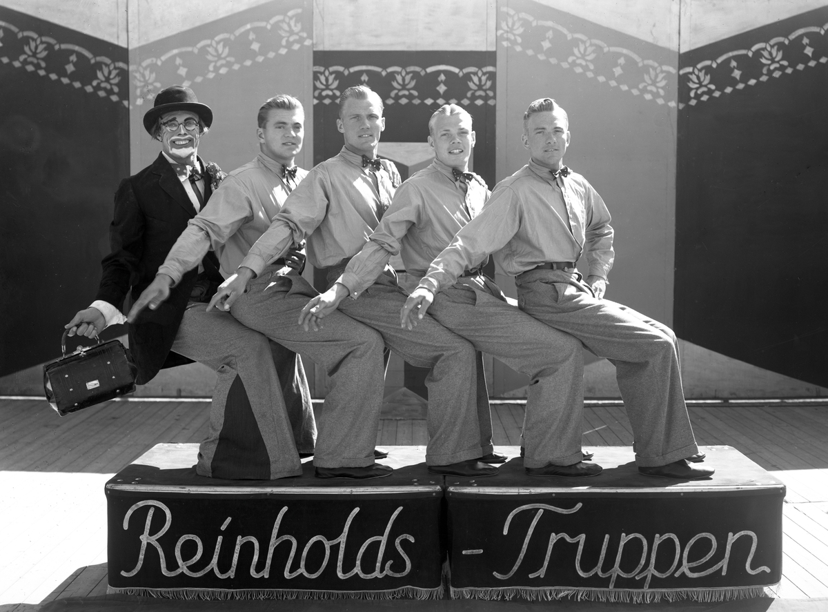 Balansakt av Reinholds-truppen innan föreställningen börjar på en bild tagen 1936.