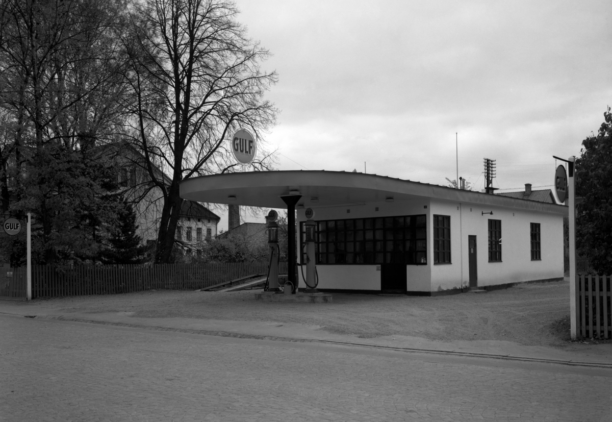 Gulf bensinstation på Nygatan i Haga i kvarteret Ormen. Bilden tagen ...