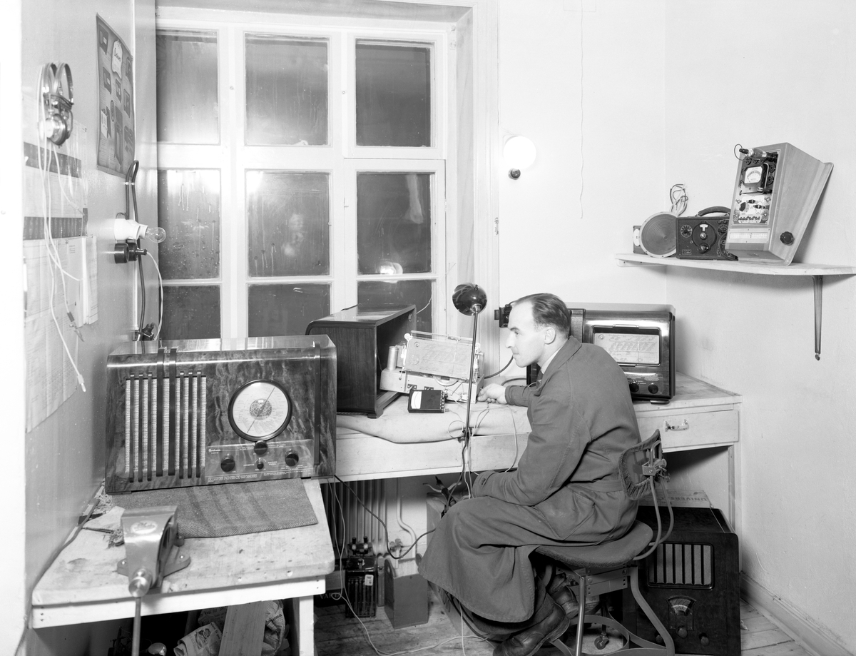 Inne på verkstan hos Centrum radio år 1939.