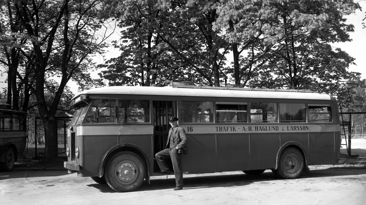 Buss från åkeriet Haglund & Larsson. Bolaget bedrev en omfattande landsbygdstrafik i Värmland mellan tätorterna. Bilden tagen 1932.