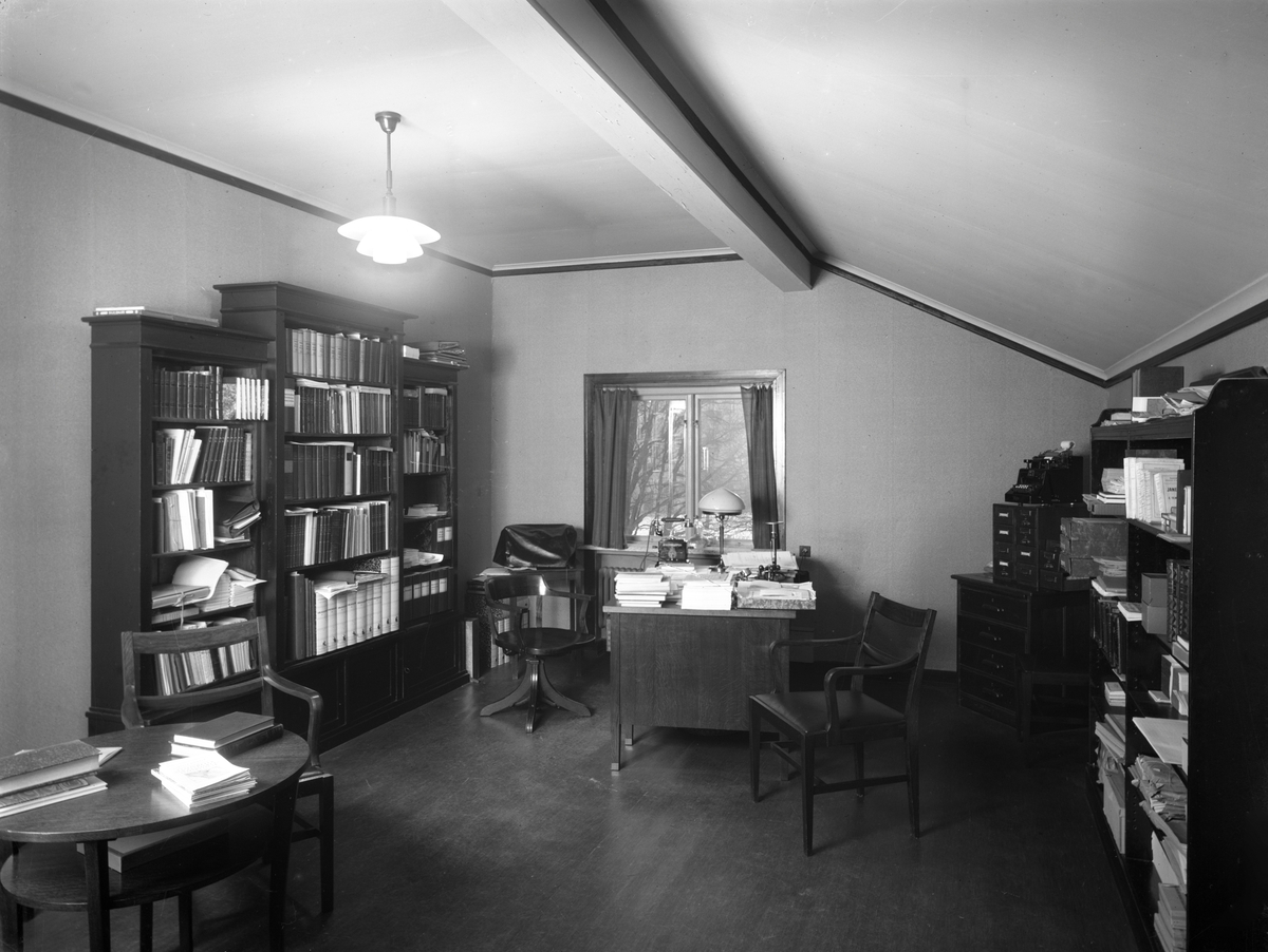 Interiör från Karlstads förra bibliotek, tidigare överläkare- och rektorsbostad, på adressen Kungsgatan 1. Bilden tagen något år in på 1930-talet.