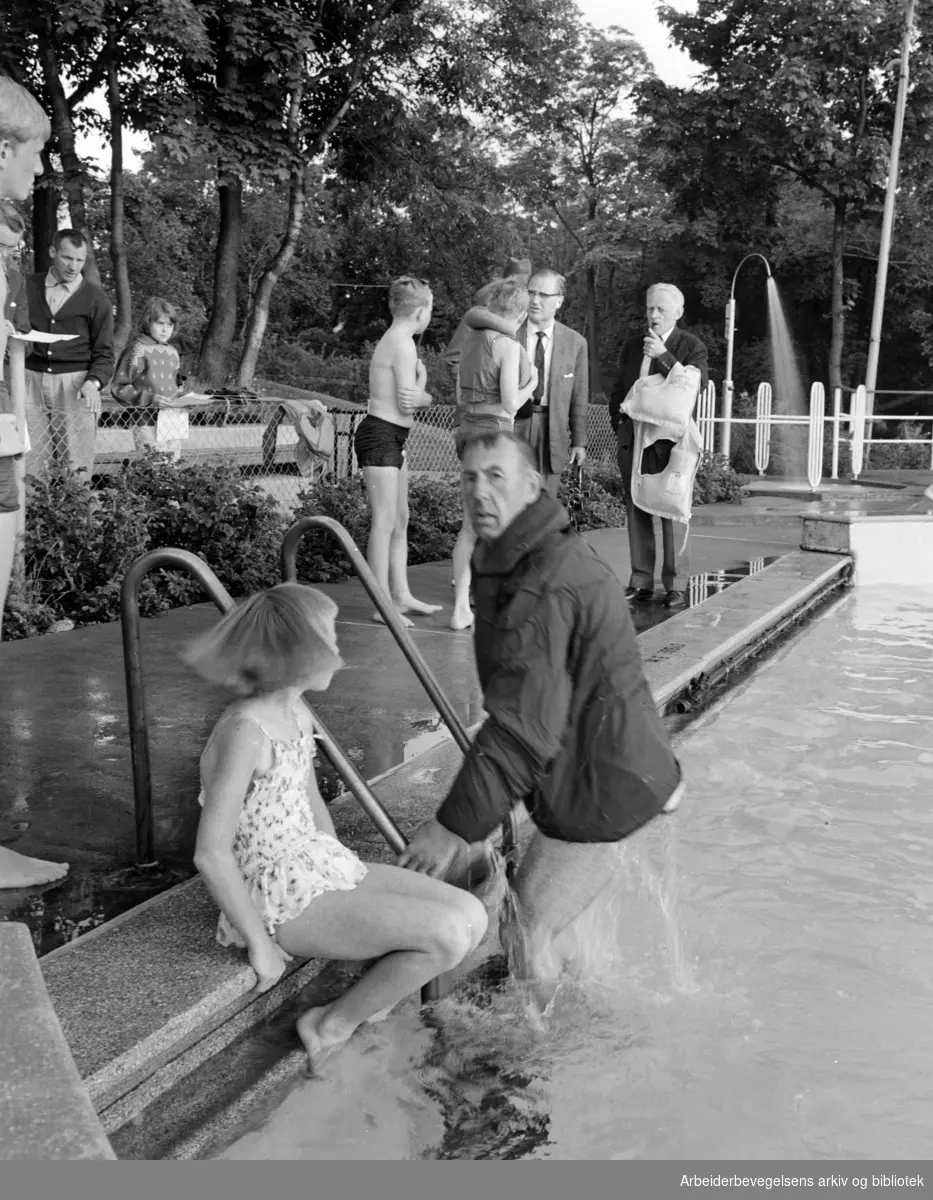 Frognerbadet. Demonstrasjon av svømmebelter. Juni 1965