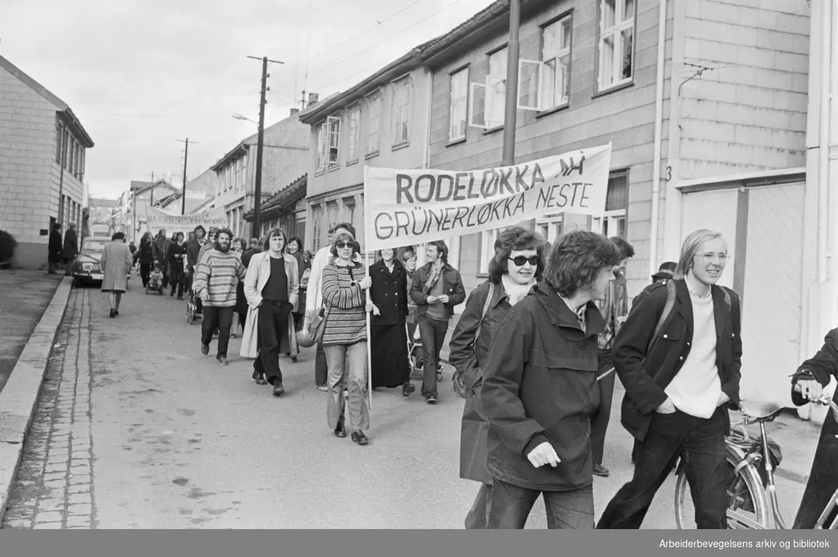 Demonstrasjon mot sanering av Rodeløkka. Parole: Rodeløkka nå Grunerløkka neste. April 1975
