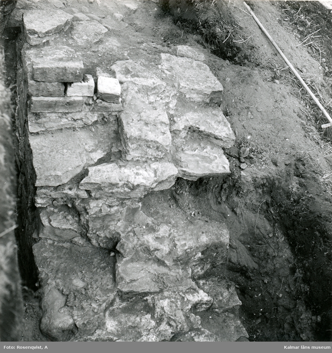 Utgrävning på Kalmar slott, utgrävning av det starkt nedbrutna partiet i nord-sydliga muren, rapporten: Krutkammaren, vallgraven, västra vallen och brunnar.
