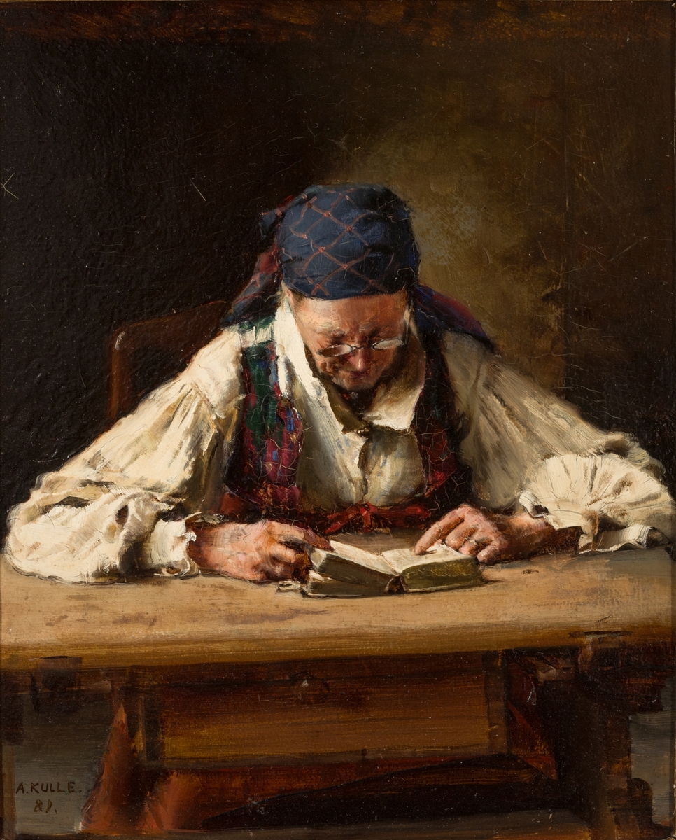I förgrunden vid ett bord sitter en gumma lutad över en bok; hon har blå huvudduk med röda ränder, vit klädning