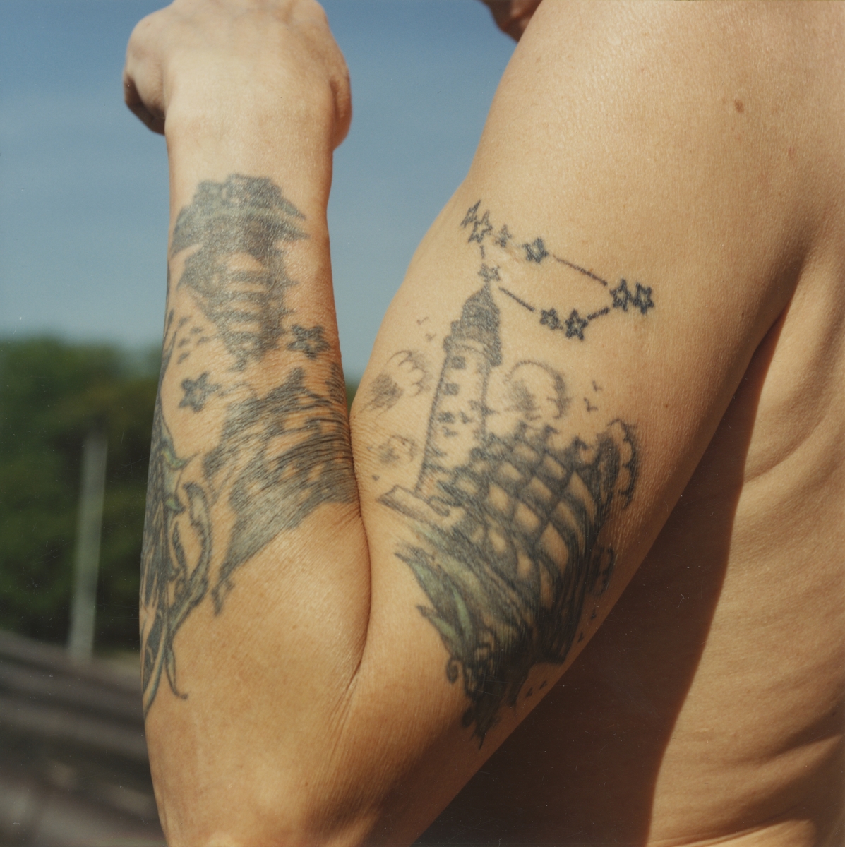 Utställningen "Tatuering". Förstudie till utställningen. En mans tatuering med sjöfartstema på hans vänstra arm.