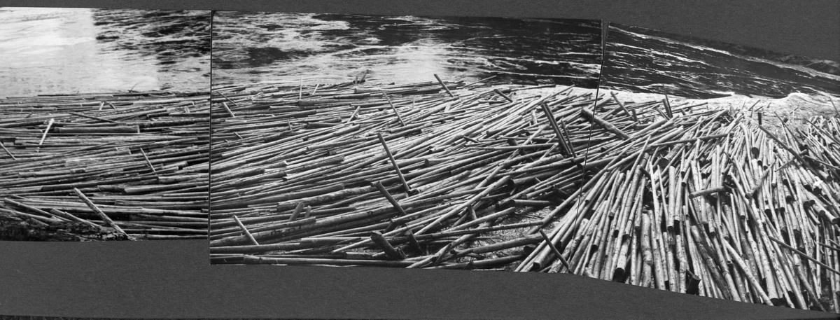 Stor tømmervase ved Kjelåsskjæret i Askim i Østfold, fotografert høsten 1935. Kjellåsskjæret var en liten holme ved innløpet til det øverste fallet i Fossumfossen, et fall som også ble kalt Bjørkeskjærfossen.  Ved denne holmen hadde det lett for å danne seg vaser av fløtingstømmer langs den ene elvebredden, noe som vises tydelig på dette bildet, der det ligger en haug av tett sammenpressete, sprikende tømmerstokker. Dette panoramaet, som er sammensatt av tre opptak, ble tatt i en lavvannsperiode.