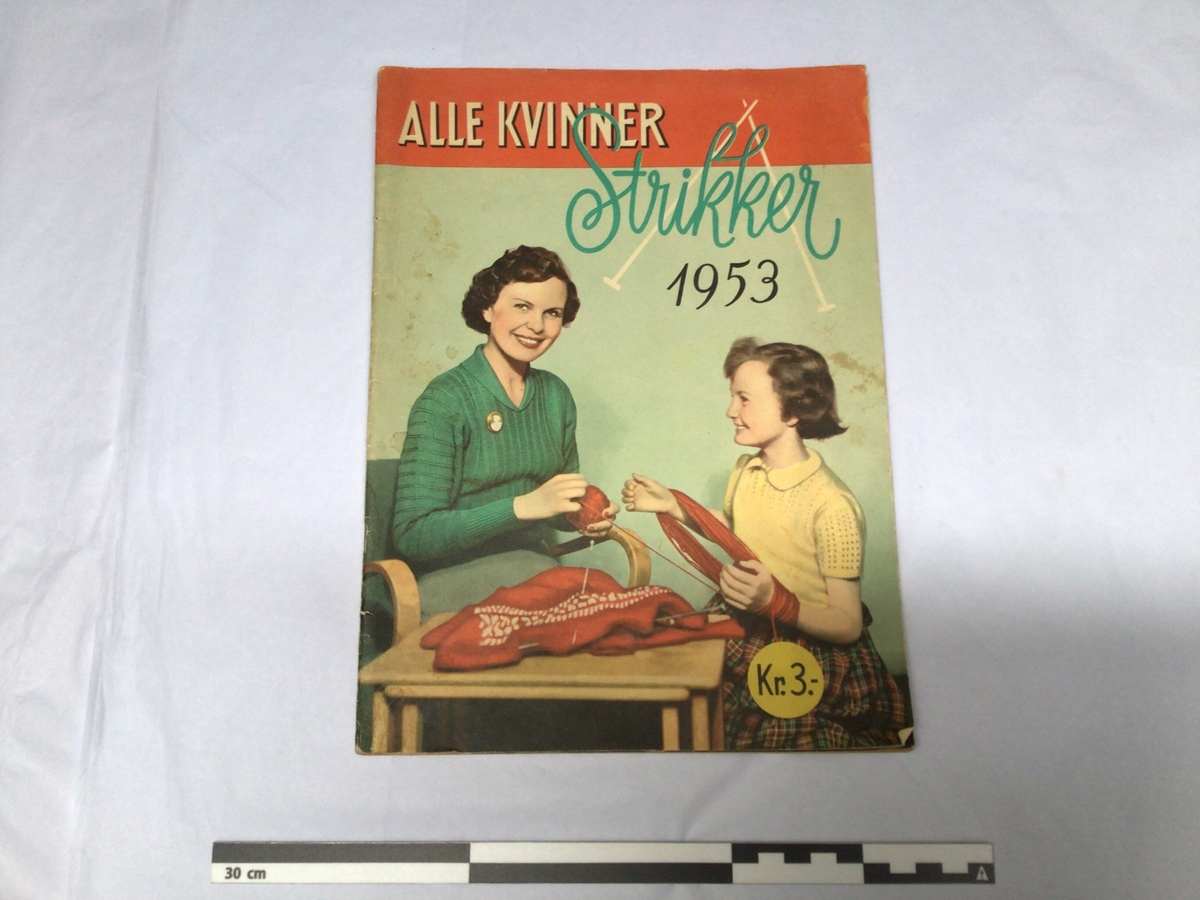 Hefe er stifta i ryggen. Inneheld oppskrifter på strikkeplagg til barn, dame og herre. Heftet har 61 sider. Den kosta kr 3,- då det kom i trykk i 1953.