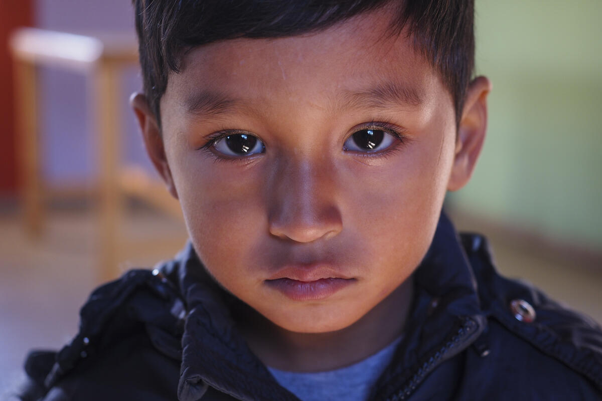 Bilde av en liten gutt med et trist uttrykk i ansiktet.