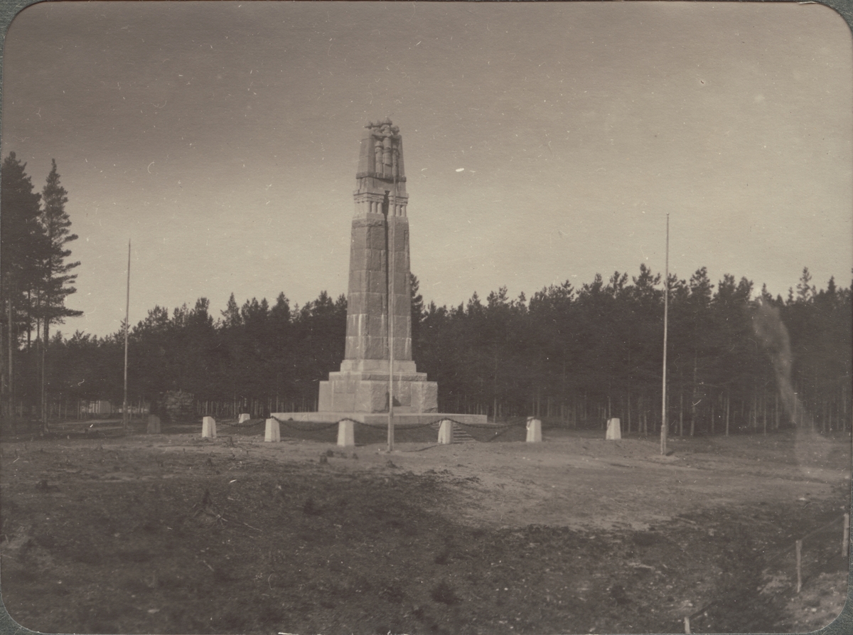 Fredsmonumentet i Eda. Monumentet står på gränsen mellan Sverige och Norge och byggdes 1914.