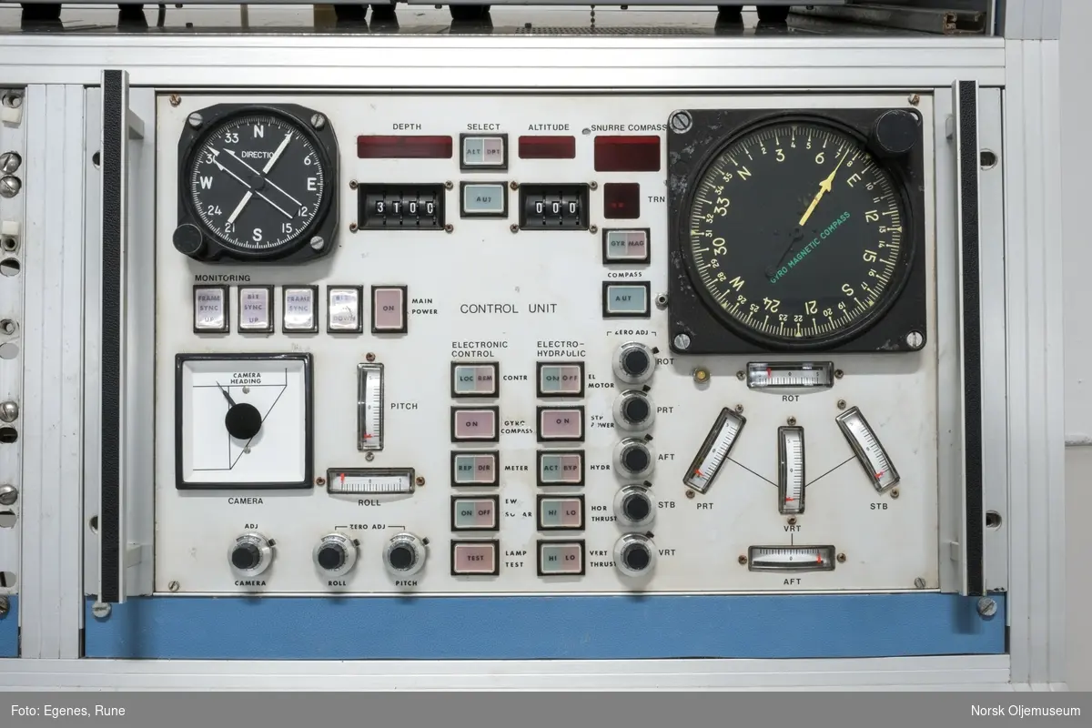 Seksjon som var del av arbeidsstasjonen i kontrollrommet til undervannsfarkosten Snurre. Seksjonen inneholder en innfelt joystick, skyvekontroll og flere fastmonterte videoskjermer og elektroniske enheter.