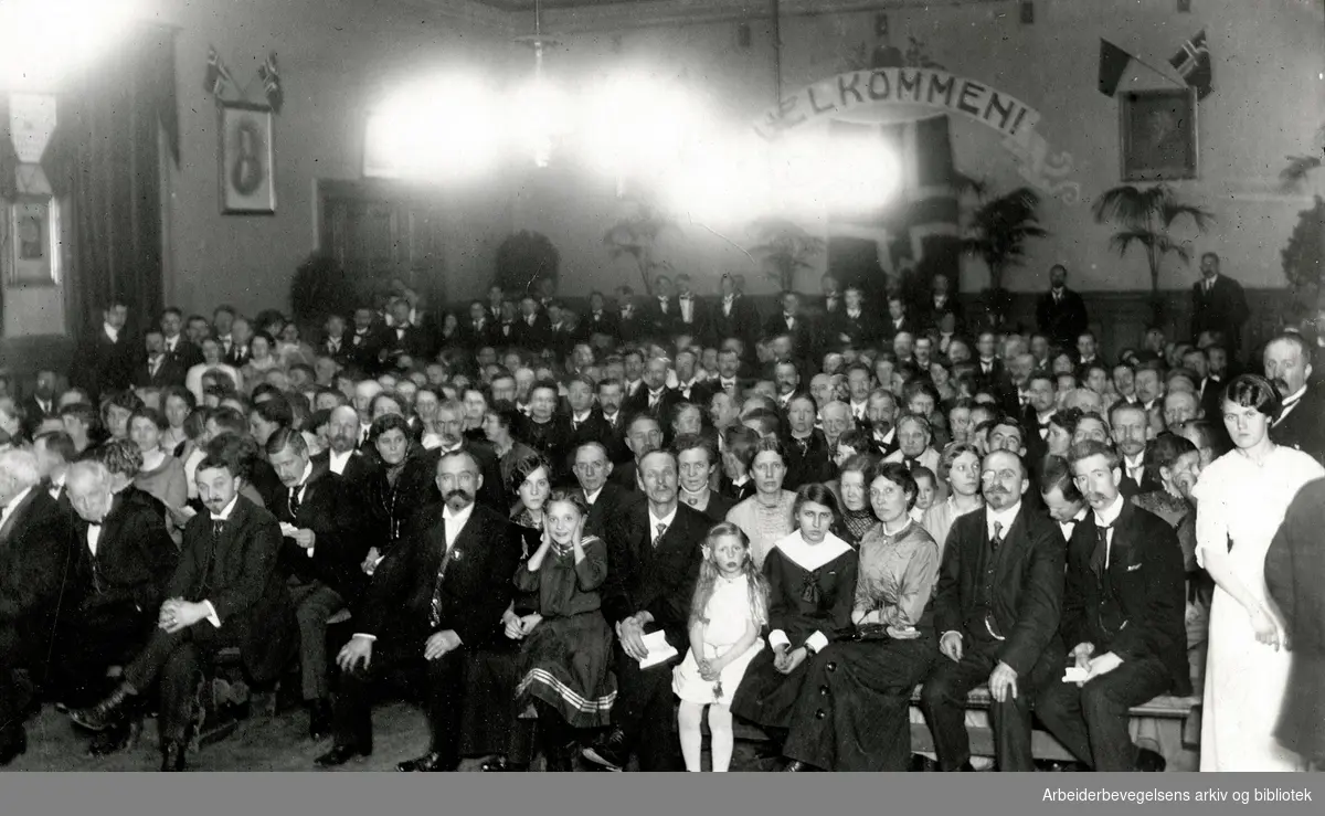 Kristiania Arbeidersamfund 50 år. Jubileumsfest 17. februar 1914. Sittende til høyre: Jens Teigen, på andre rad til venstre: Ludvig Meyer...